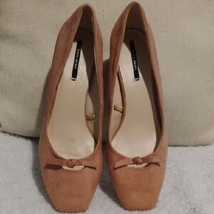 Zara Women’s Light Pink Suede Pumps